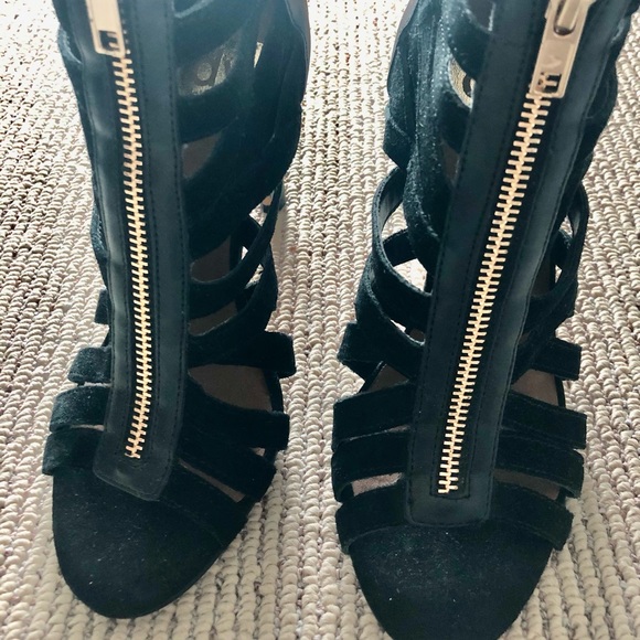 Black gladiator’s heels. Like new. Size 7 - Picture 2 of 3